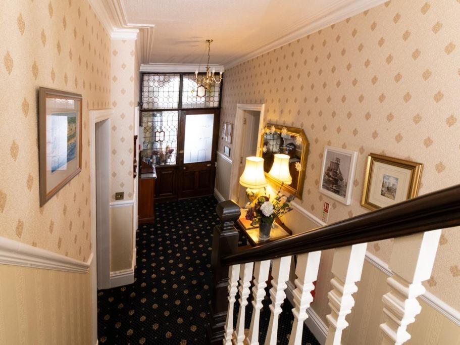 Crescent Lodge Guest House Γουίτμπι Εξωτερικό φωτογραφία